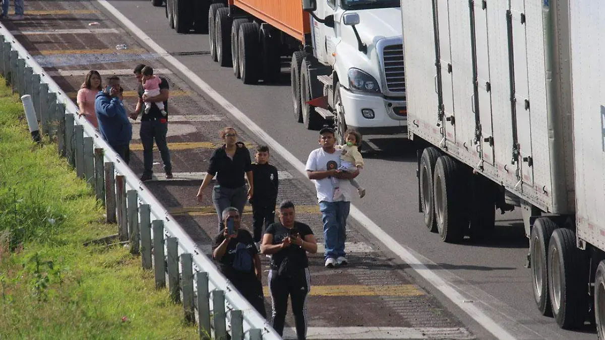 Mujeres , niños y adultos mayores padecen los estragos físicos y emocionales del bloqueo de la autopista México-Puebla